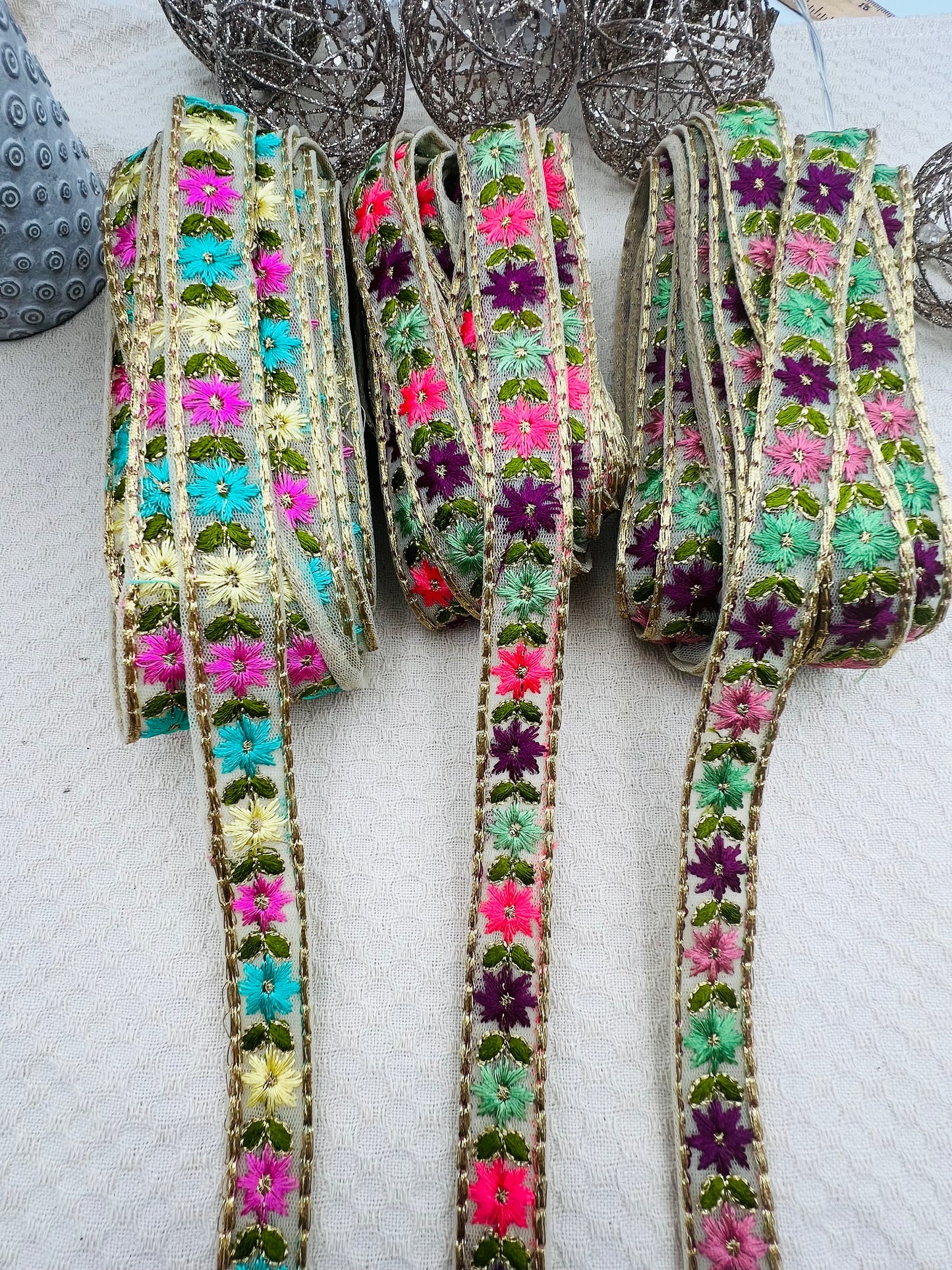 Galon Brodé Doré à Petites Fleurs Colorées