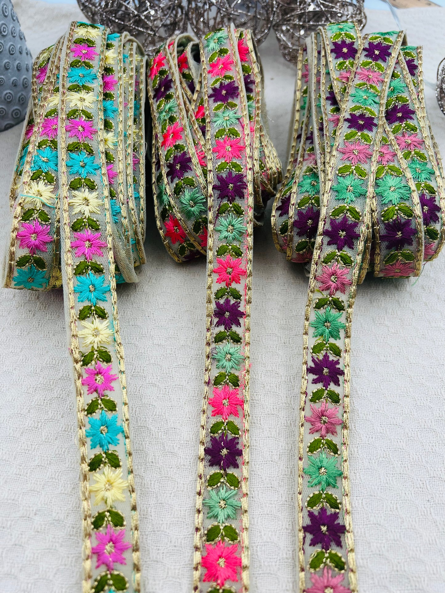 Galon Brodé Doré à Petites Fleurs Colorées