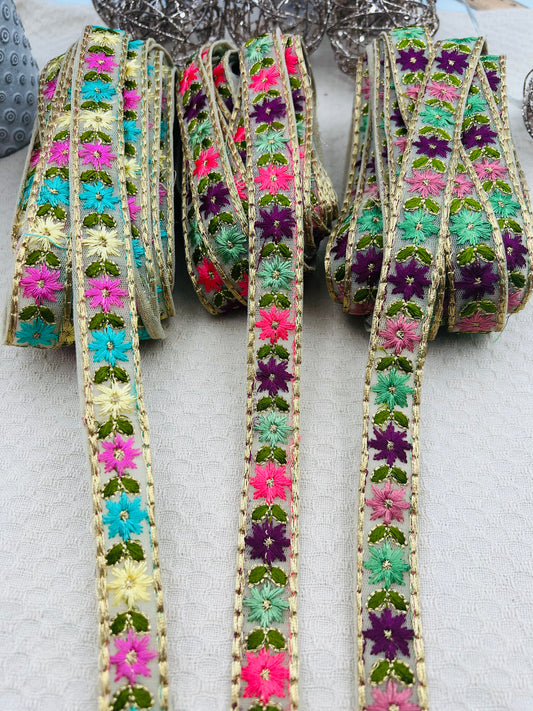 Galon Brodé Doré à Petites Fleurs Colorées