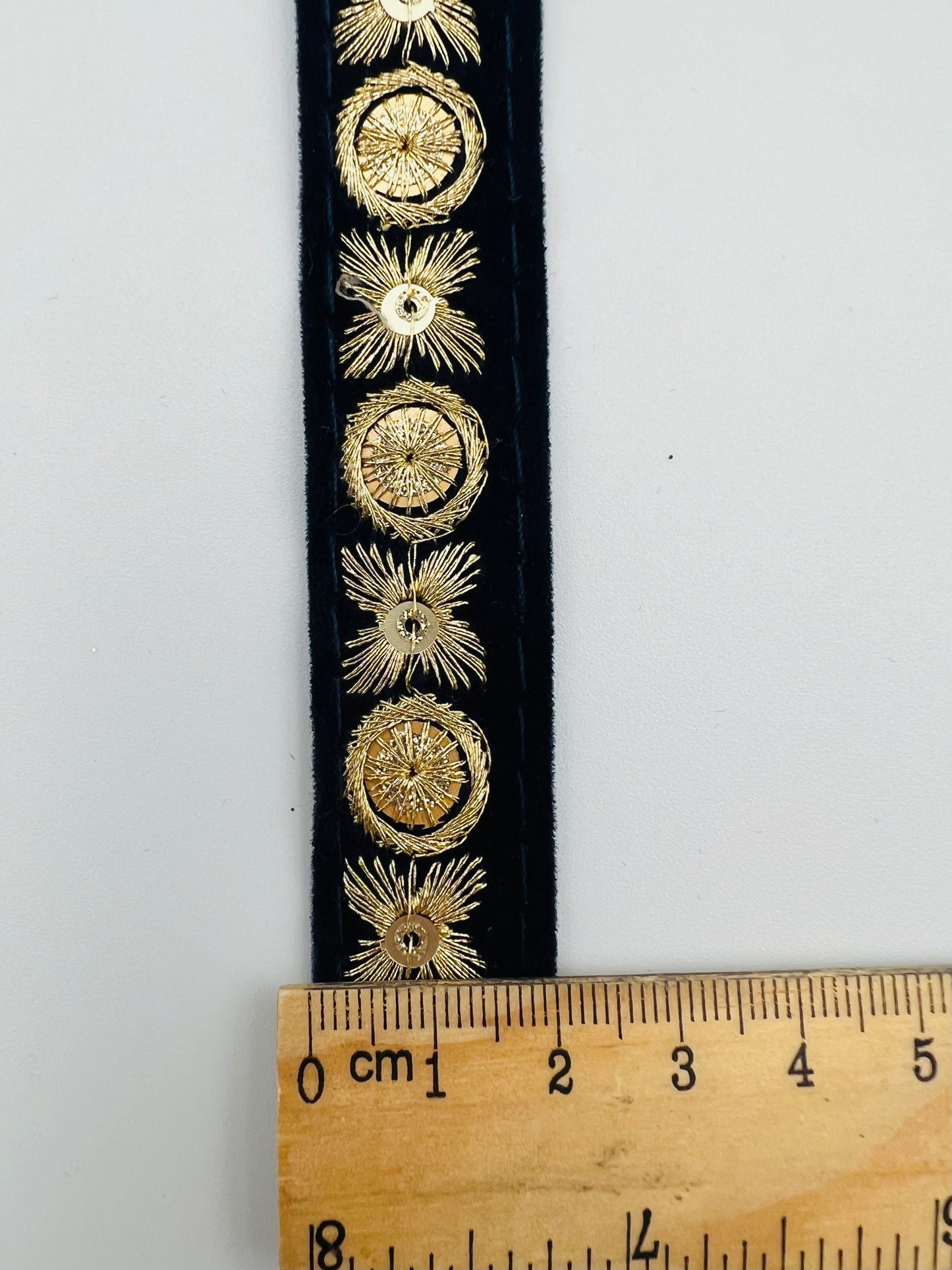 Galon Velours Noir Brodé Doré