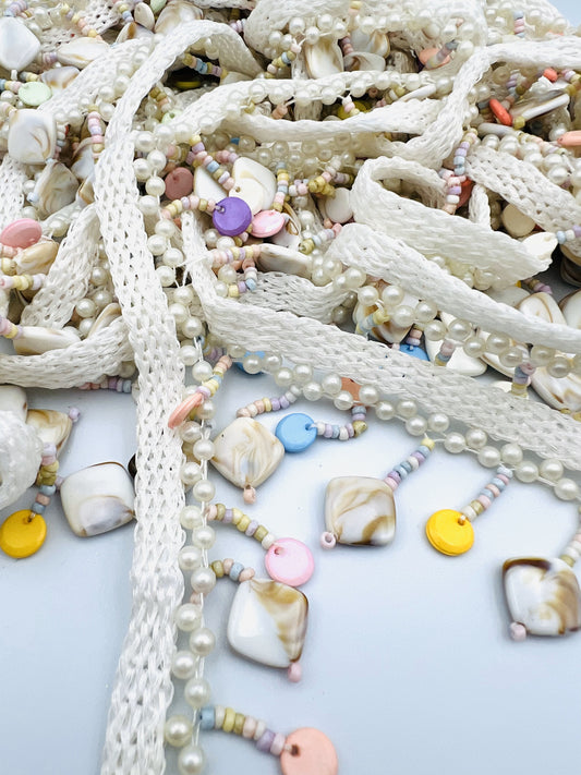 Galon Blanc à Franges de Perles et Pendentifs Pastel