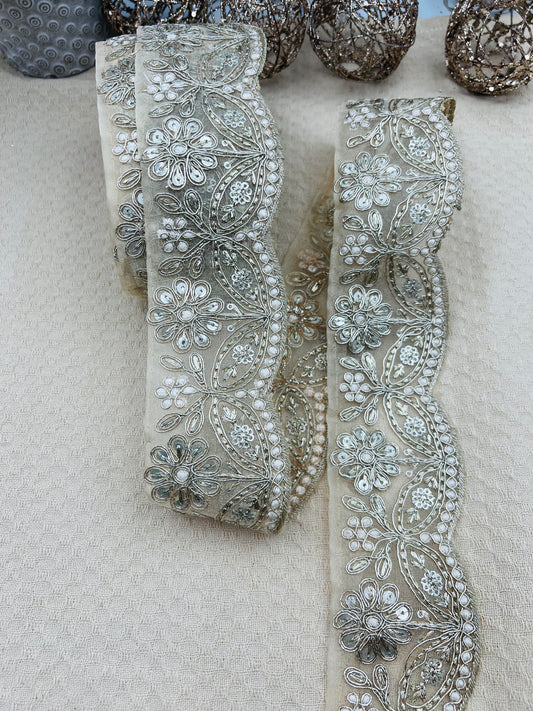 Galon Oriental Brodé Doré – Motifs Floraux Élégants