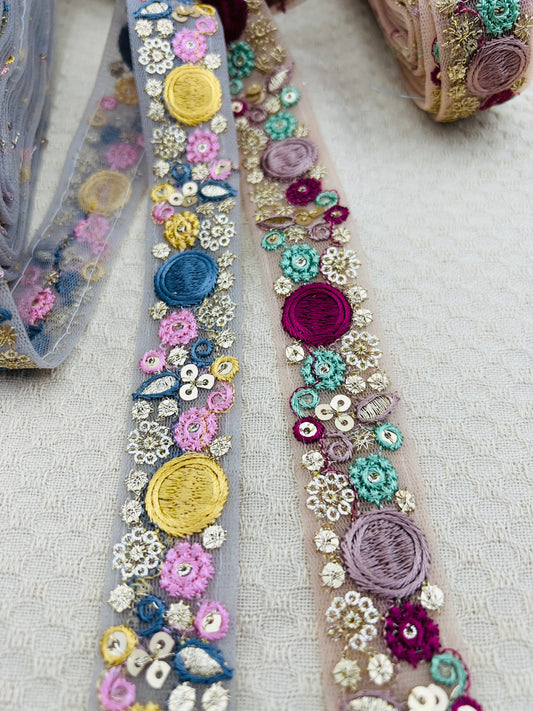 Galon Brodé à Sequins – Bleu ou Beige Rosé