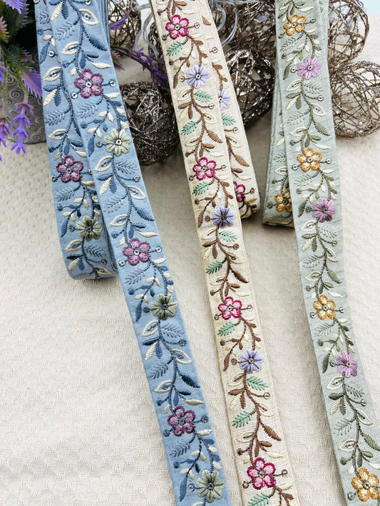 Galon Brodé Floral Fin – Bleu, Beige ou Vert Sauge