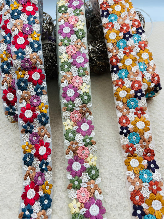 Galon Brodé en Bouquets de Fleurs  – 3 Coloris Multicolores