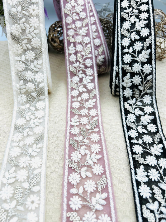 Galon Brodé Fleurs Blanches sur Tulle – Noir, Blanc ou Rose Poudré