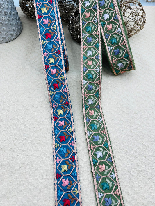 Galon Brodé à Motifs Floraux