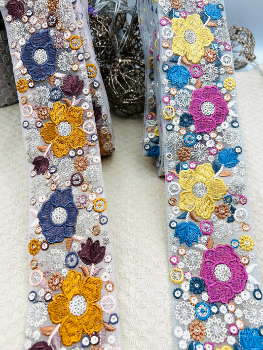 Galon Brodé Fleurs Multicolores avec Sequins – 2 coloris