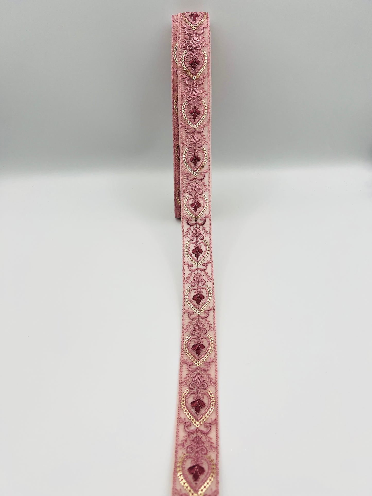Galon Brodé Rose Mauve avec Sequins – Motif Baroque Élégant