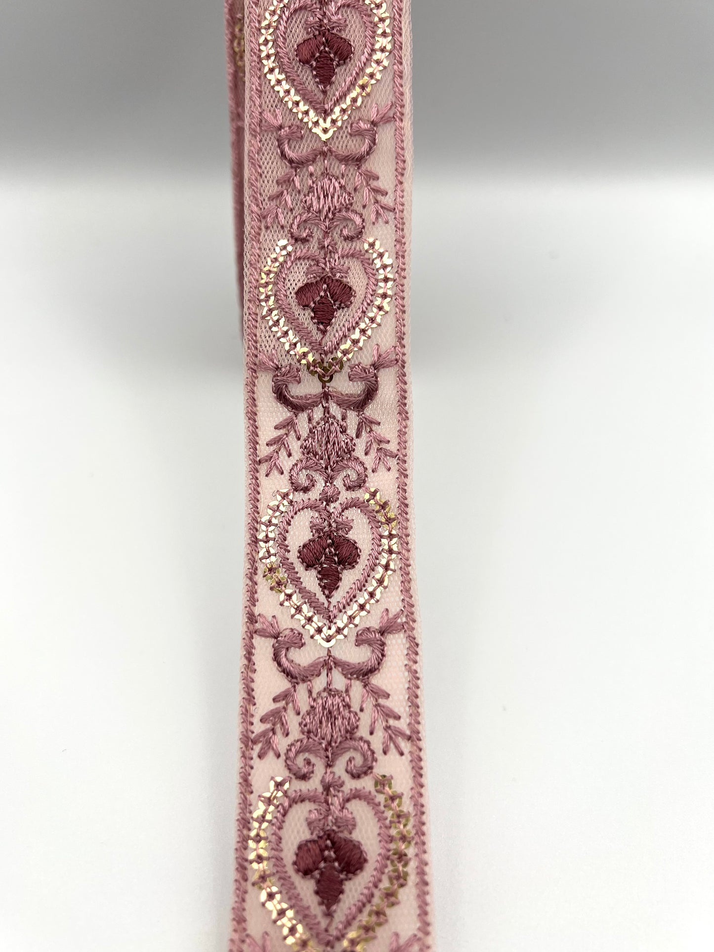 Galon Brodé Rose Mauve avec Sequins – Motif Baroque Élégant