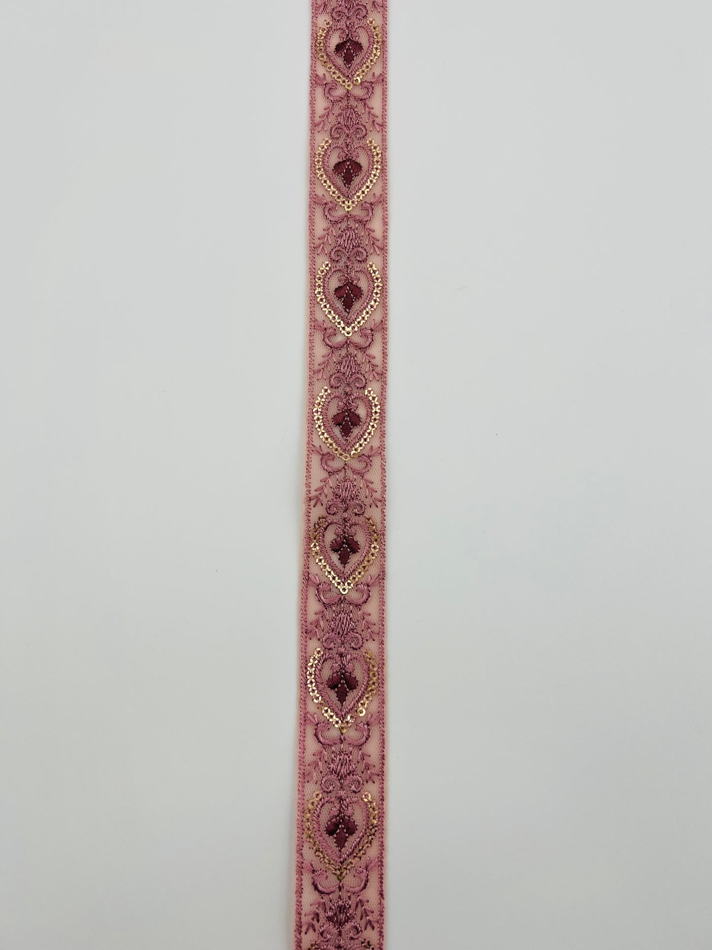 Galon Brodé Rose Mauve avec Sequins – Motif Baroque Élégant