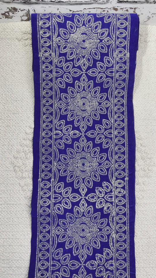 Galon très large en velours bleu saphir brodé de fils dorés