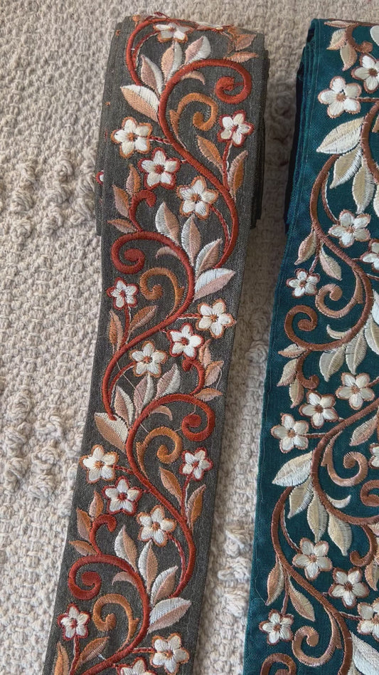 Galon inspiration médiévale brodé de fils marron et beige. Différents coloris.