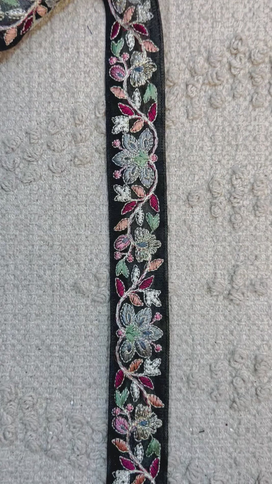 Galon noir broderie fleurs bleu