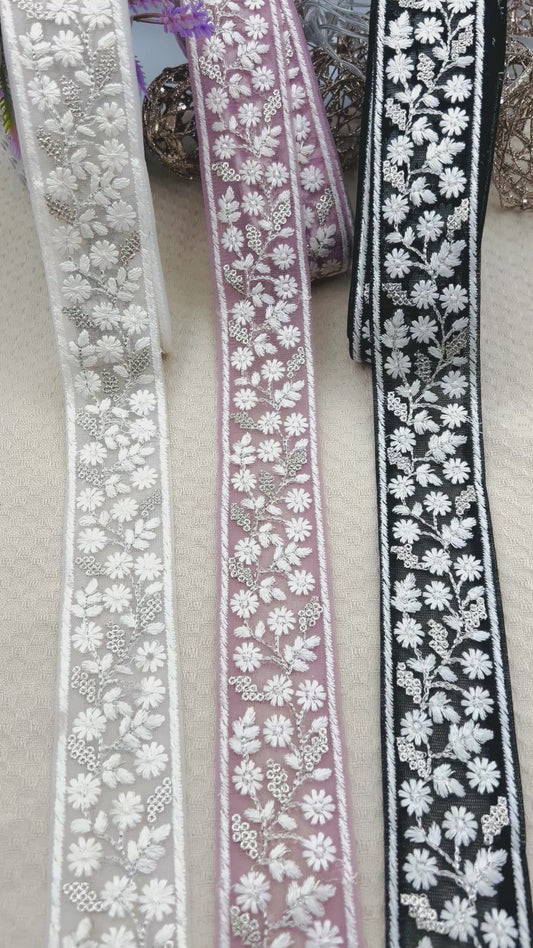 Galon Brodé Fleurs Blanches sur Tulle – Noir, Blanc ou Rose Poudré