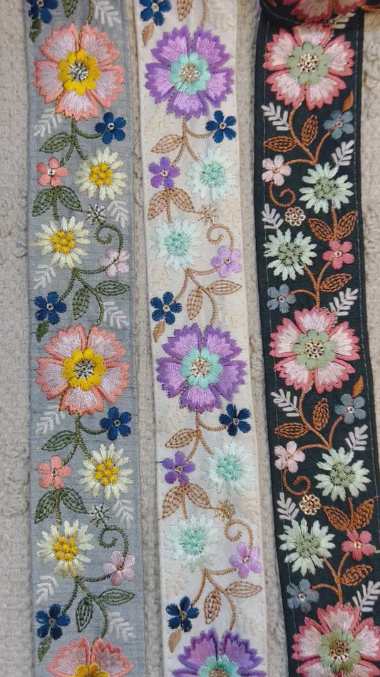 Galon broderie de fleurs (Blanc)