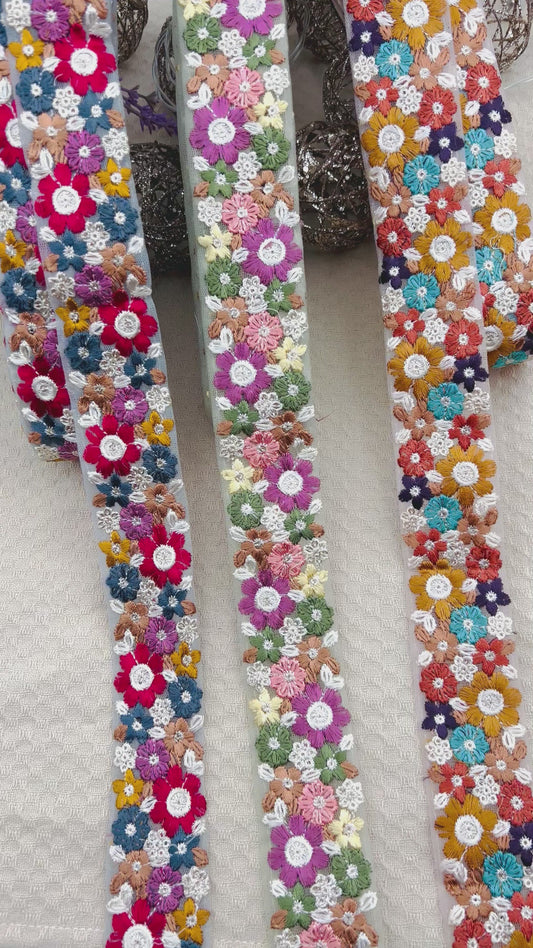 Galon Brodé en Bouquets de Fleurs  – 3 Coloris Multicolores au Choix
