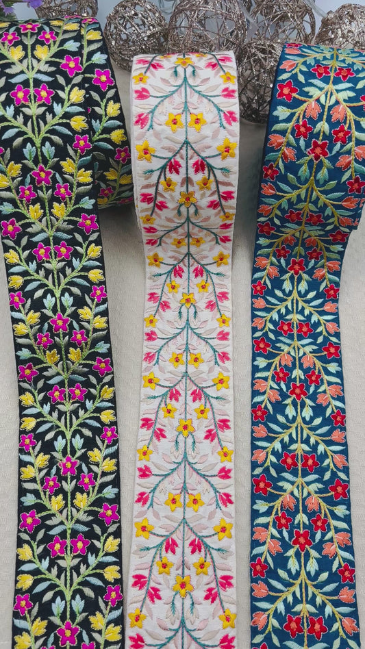 Galon Large Brodé à Fleurs Vives – Noir, Écru ou Bleu Roi