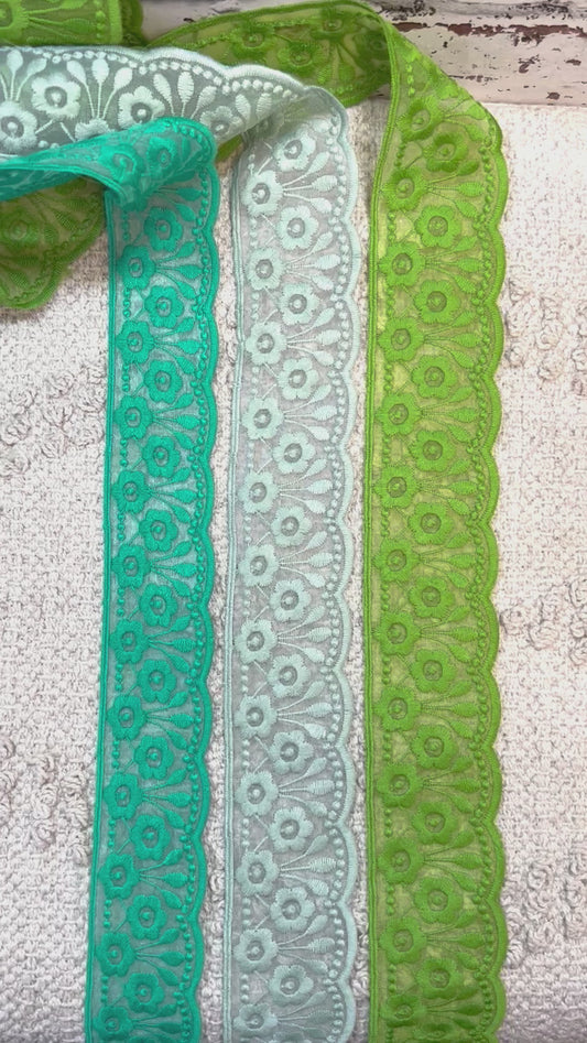Galon vert gazon fleuri à arcades