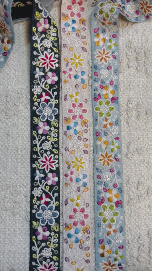 Galon bleu broderie fleurs multicolores