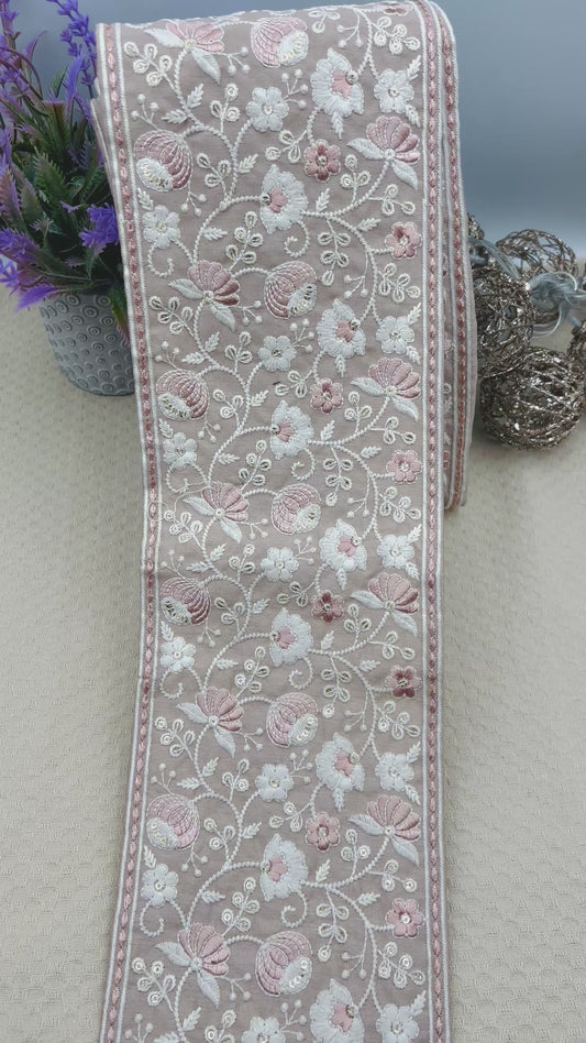 Galon Large Brodé Rose Poudré et Blanc – Motifs Floraux Délicats