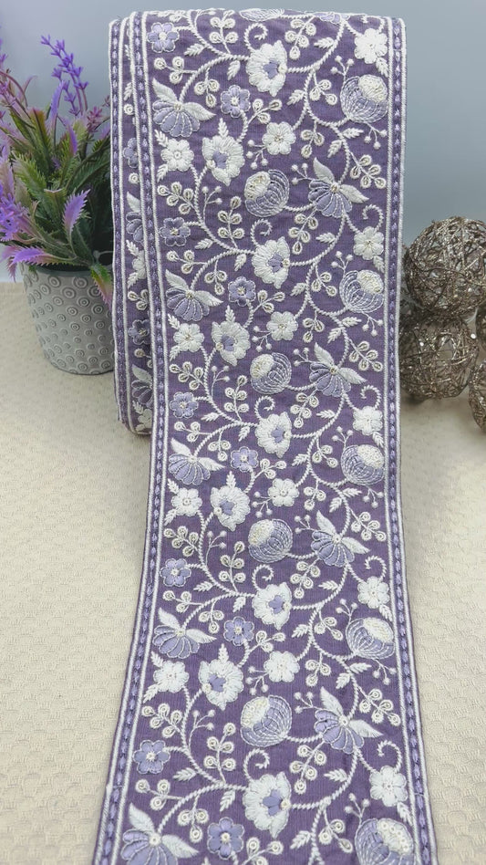 Galon Large Brodé Violet Lavande et Blanc – Fleurs et Volutes