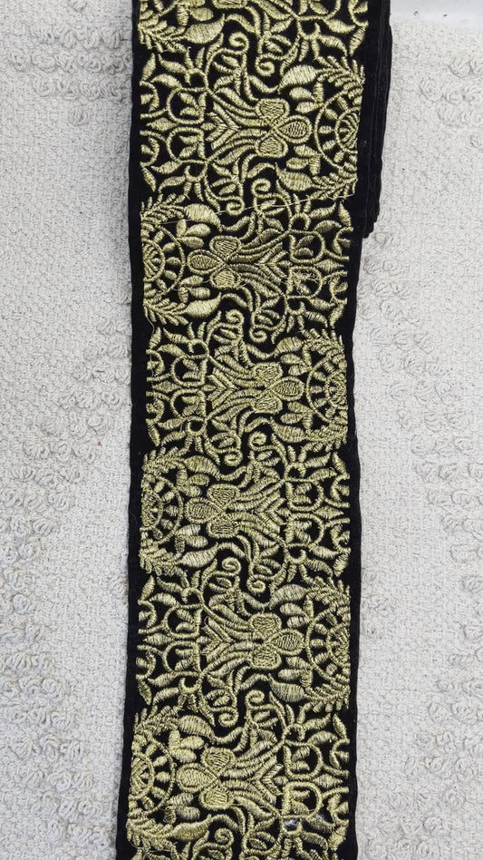 Galon large en velours noir et brodé de fils dorés