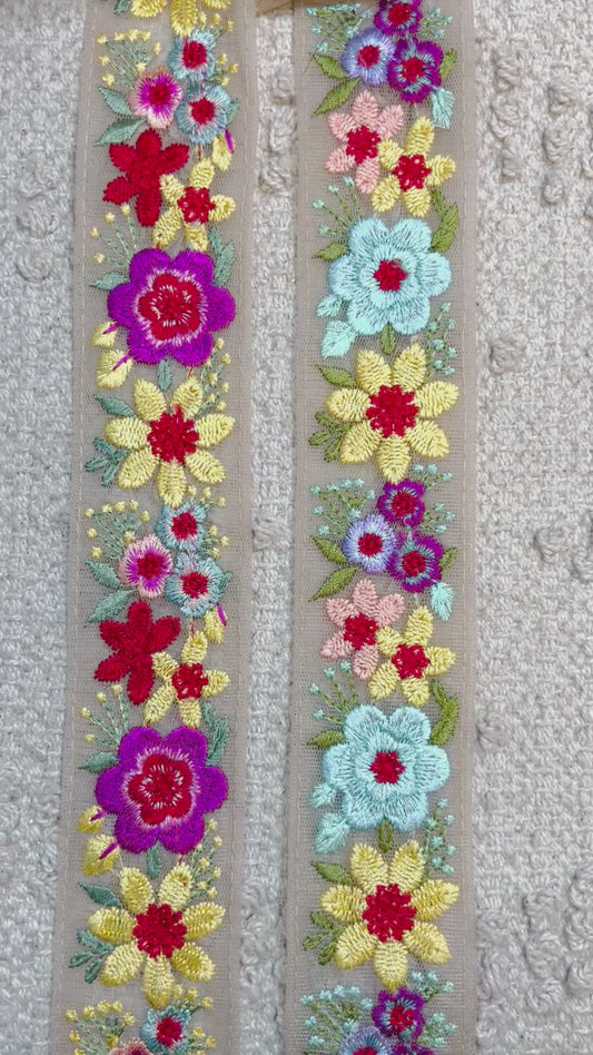 Galon broderie fleurs bleu turquoise et jaune