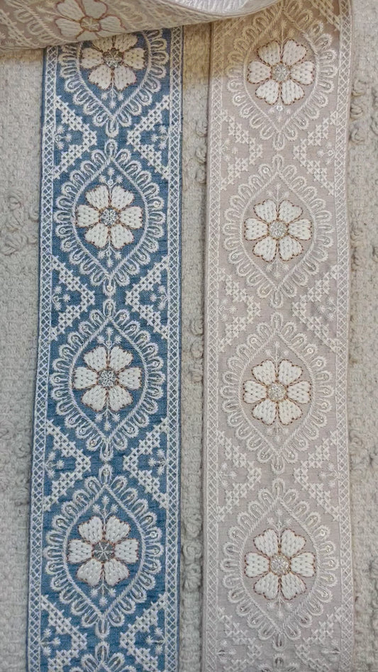 Galon bleu broderie fils blanc