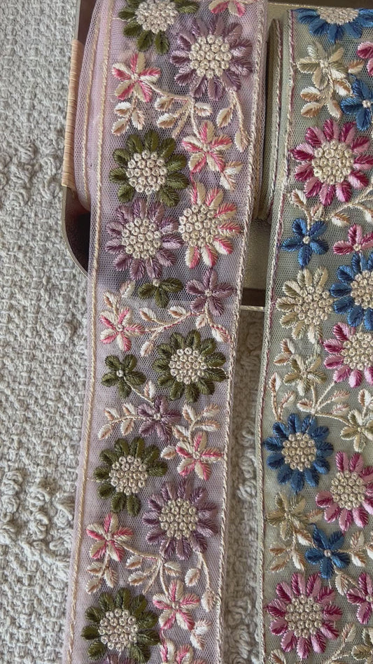 Galon brodé à fleurs avec mini sequins transparents et fils dorés. Différents coloris