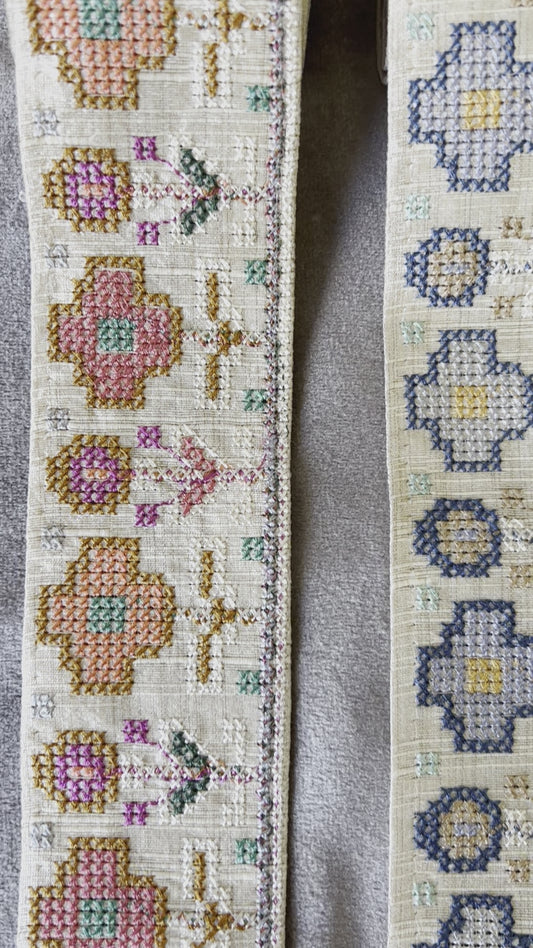 Galon de fleurs en points de croix. Différents coloris.
