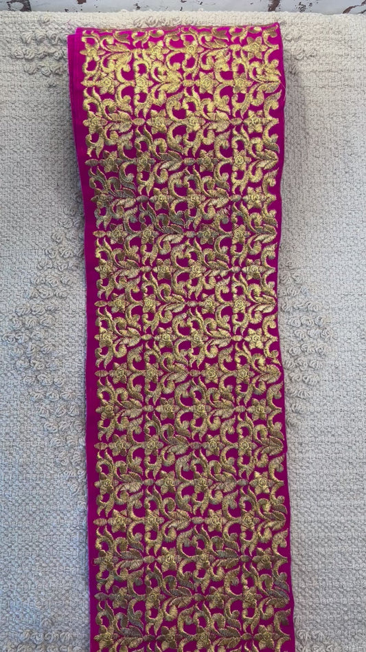 Galon fuchsia grande largeur en velours brodé de fils dorés