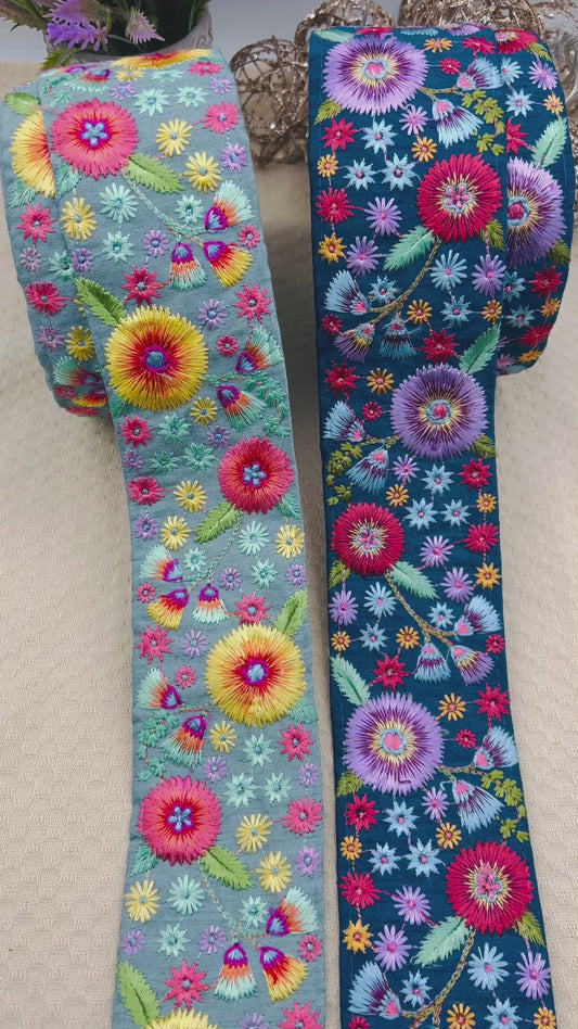 Galon Large Brodé Fleurs Colorées – Fond Bleu Nuit ou Bleu Givré