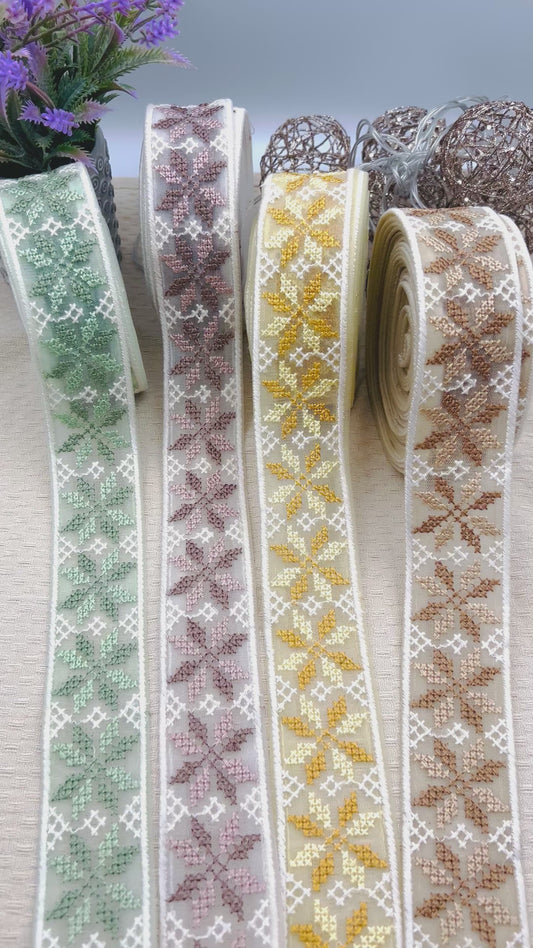 Galon Organza Brodé Fleurs Géométriques – 4 Coloris Doux au Choix