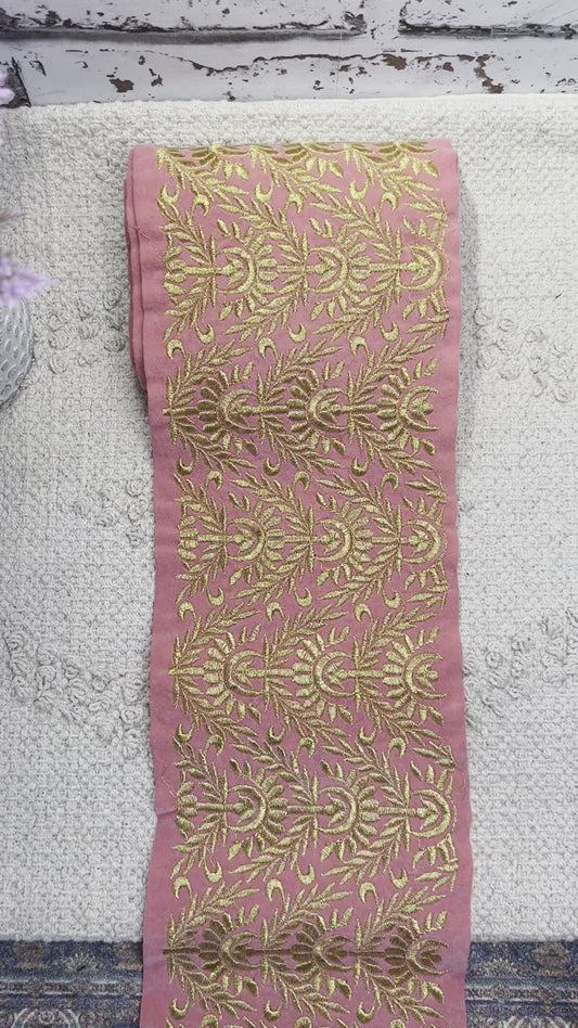 Galon large en velours rose et fils dorés