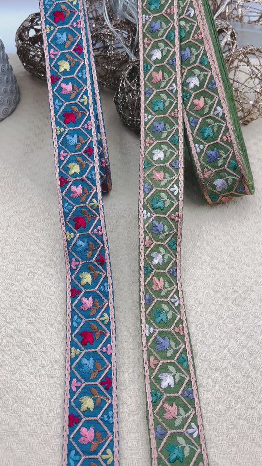 Galon Brodé à Motifs Floraux