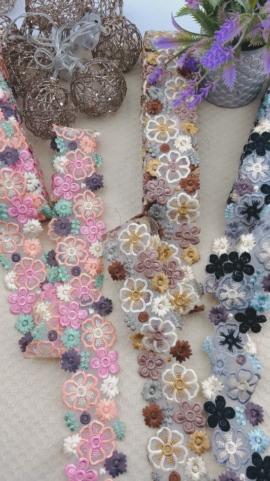 Galon Brodé Fleurs en Relief – Marron doré, Rose ou Bleu gris