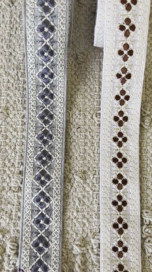 Galon tissé et brodé motifs pétales de fleurs