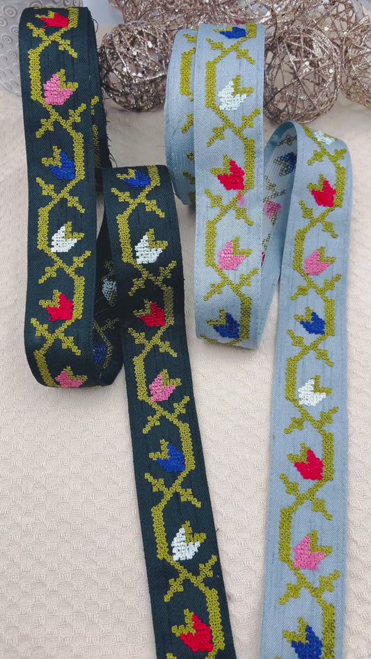 Galon Brodé Tulipes Stylisées – Fond Noir ou Bleu Jean Clair