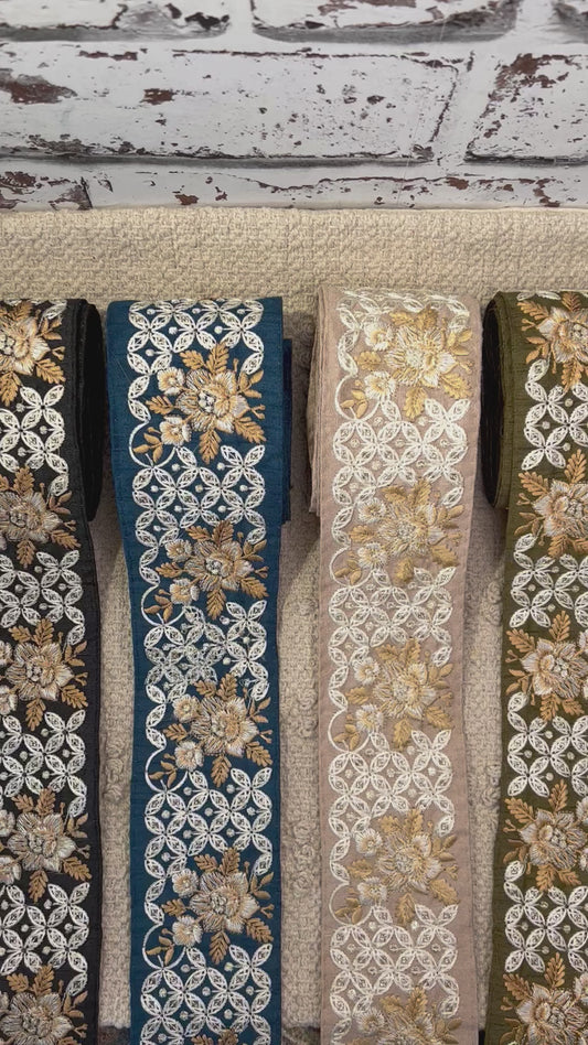 Galon large brodé de fils blanc et doré à trèfles. Différents coloris.