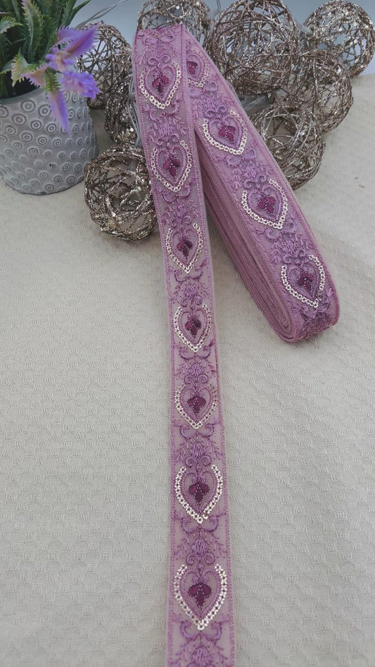 Galon Brodé Rose Mauve avec Sequins – Motif Baroque Élégant