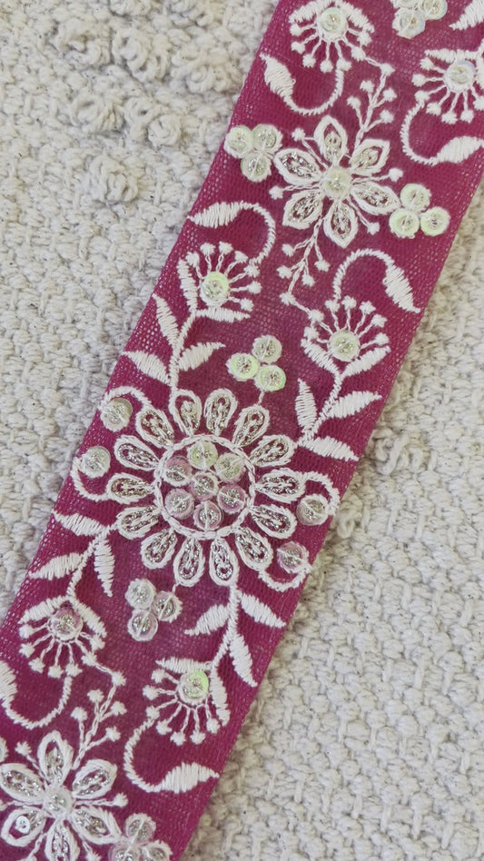 Galon à broderie blanche et sequins argent. Différents coloris.