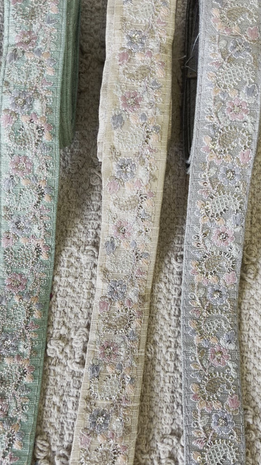 Galon brodé multicolore avec mini sequins argent. Différents coloris.