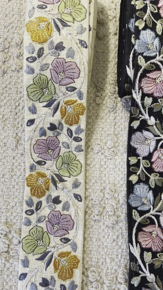 Galon nacré à broderie florale. Différents coloris.