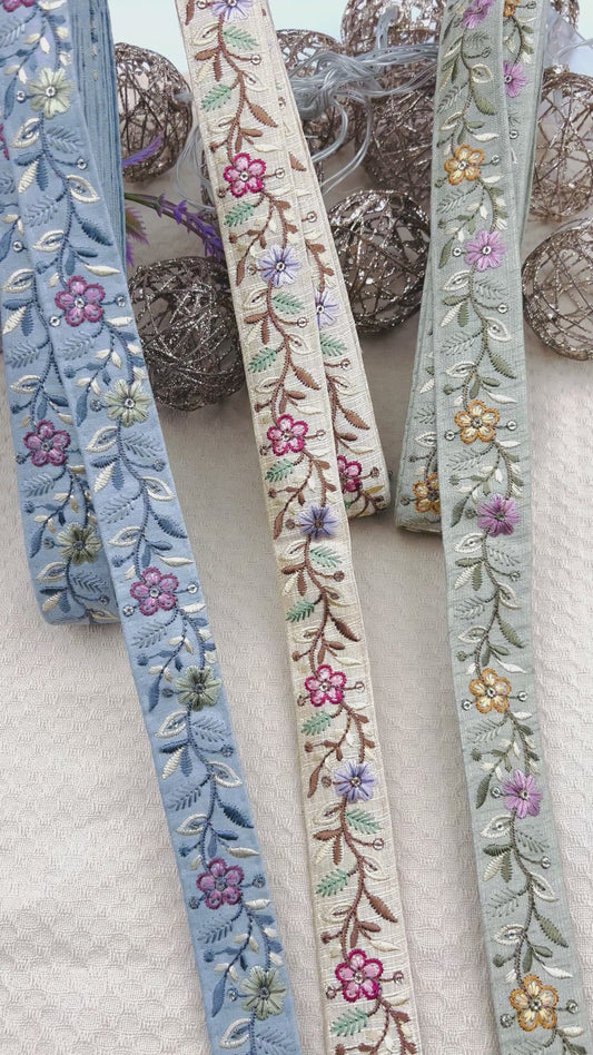 Galon Brodé Floral Fin – Bleu, Beige ou Vert Sauge