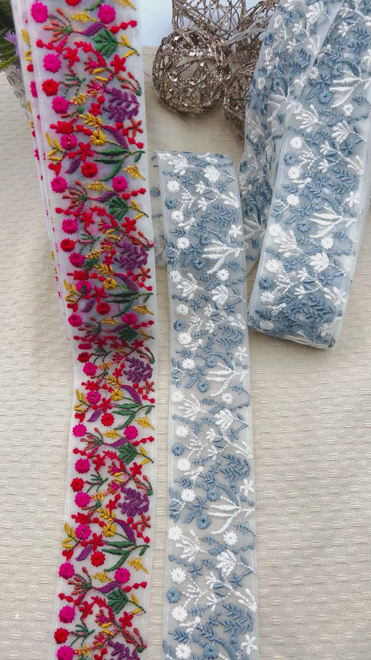 Galon Brodé Floral sur Tulle – Coloré & Bleu Gris Givré au Choix