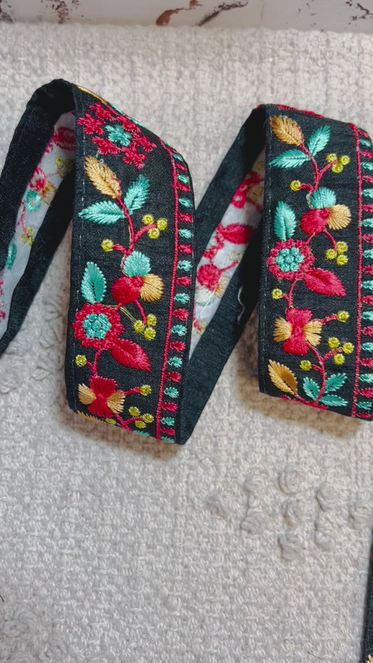 Galon noir brodé de tiges florales