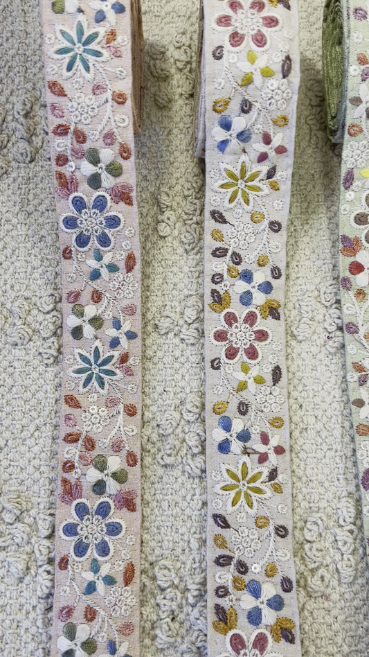 Galon floral multicolore. Différents coloris.