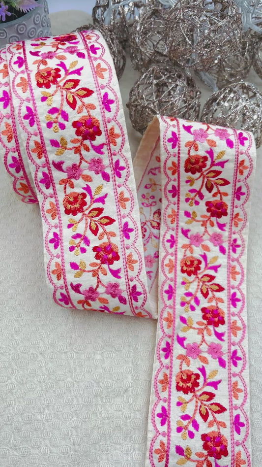 Galon Brodé Floral Fuchsia et Orange – Fond Écru