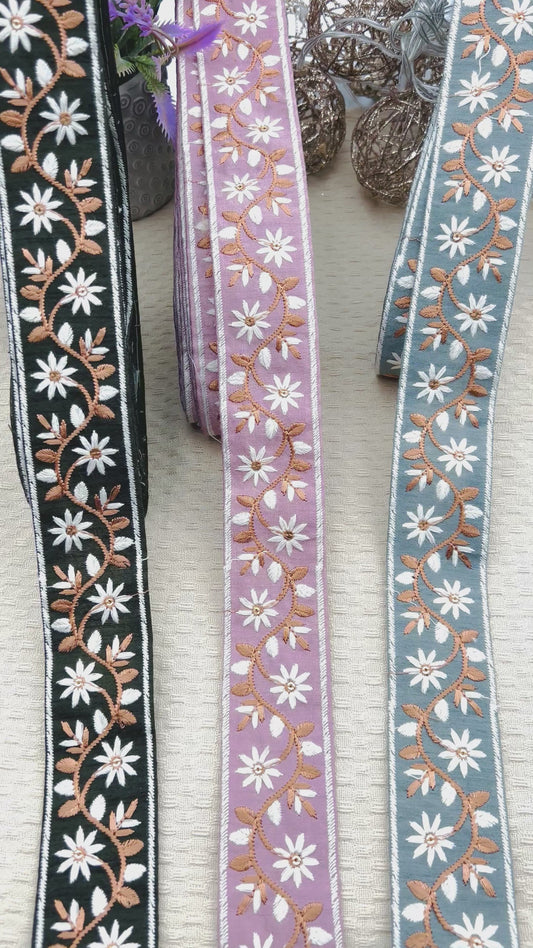 Ruban Brodé Floral à Fleurs Blanches –  Rose, Noir ou Gris